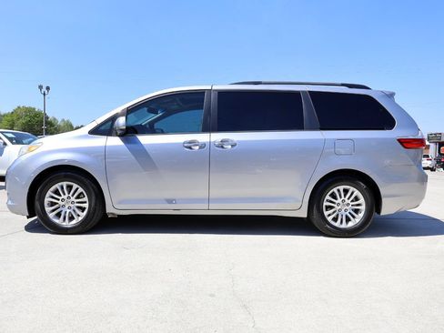 Used 2015 Toyota Sienna XLE FWD image 3