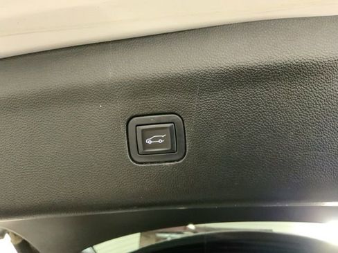 Used 2018 Buick Enclave Essence image 39