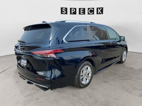 Used 2023 Toyota Sienna Platinum AWD/4WD image 3