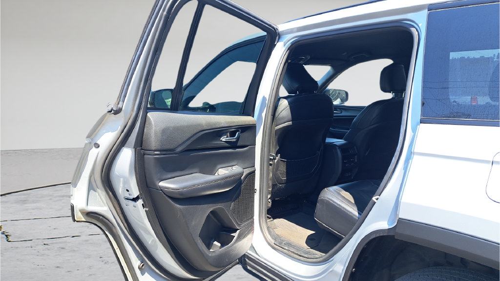 Used 2023 Jeep Grand Cherokee Altitude AWD/4WD image 11