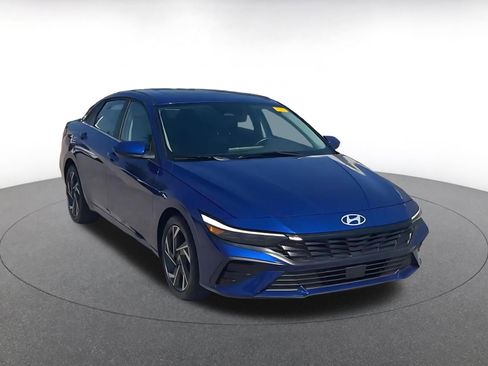Used 2025 Hyundai Elantra SEL FWD image 3