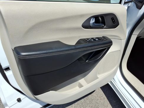 Used 2024 Chrysler Pacifica Touring-L FWD image 9