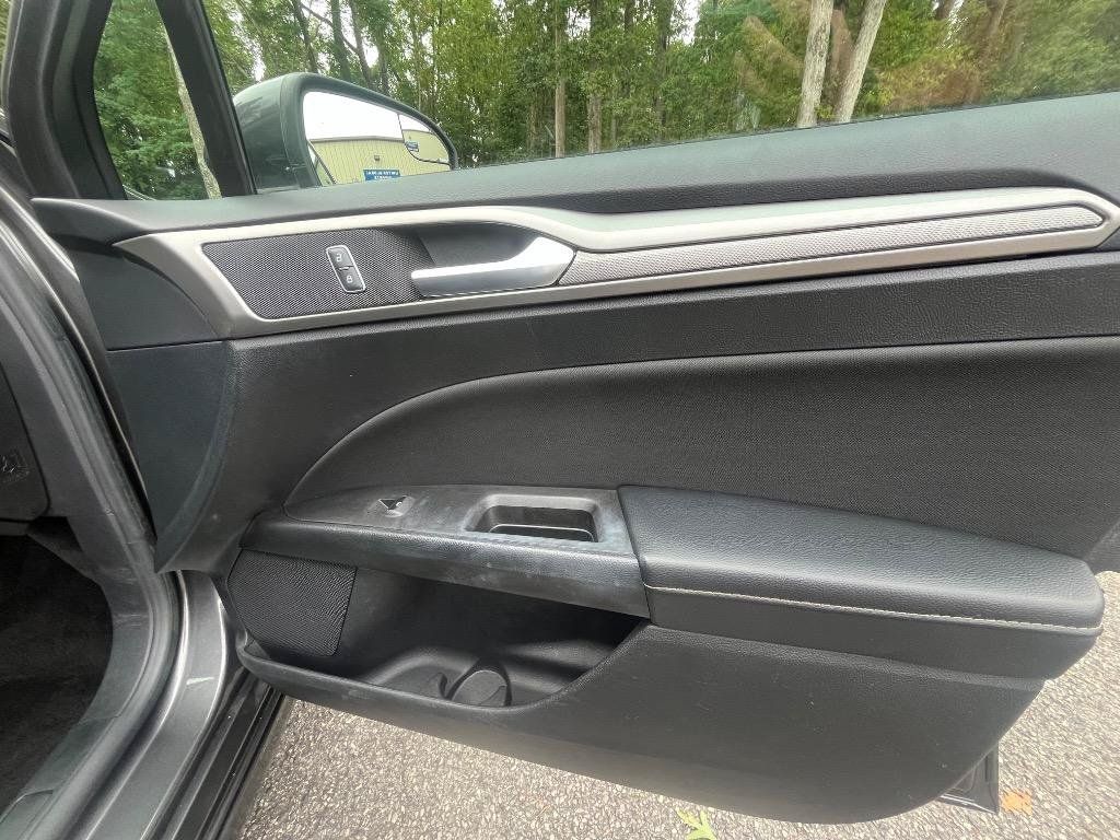 Used 2018 Ford Fusion SE FWD image 37