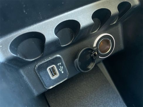 Used 2019 Jeep Cherokee Latitude Plus w/ Cold Weather Group image 18