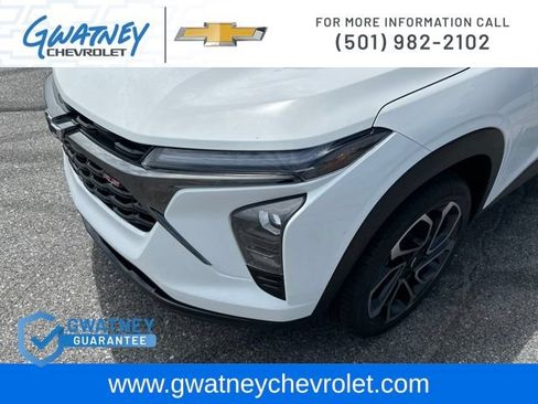 Used 2025 Chevrolet Trax RS w/ Sunroof Package FWD image 14