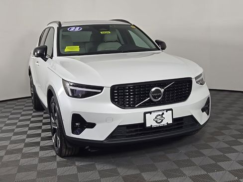 Certified 2023 Volvo XC40 B5 Ultimate w/ Climate Package image 3