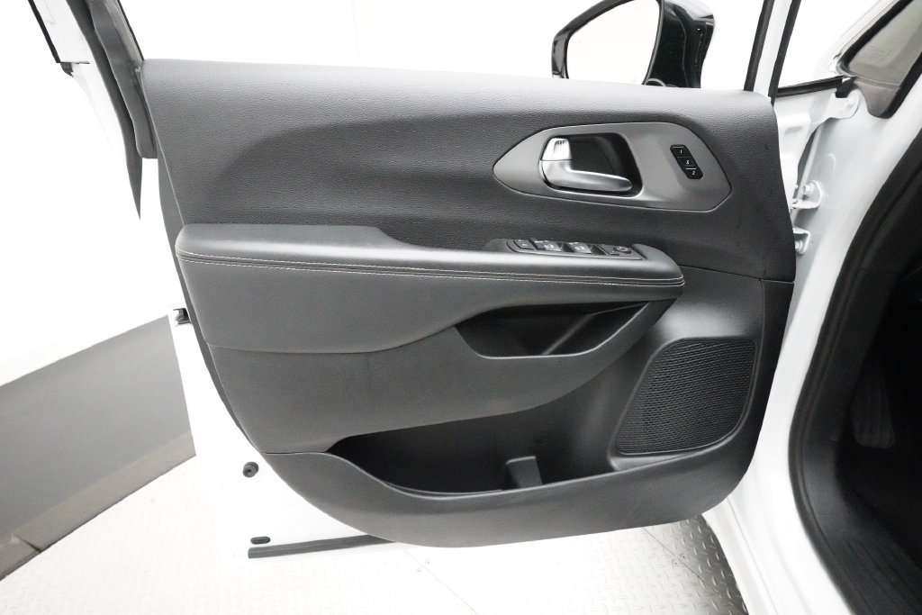 Used 2025 Chrysler Pacifica Select FWD image 28