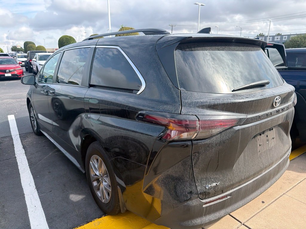 Used 2026 Toyota Sienna LE FWD image 6