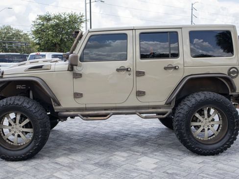Used 2017 Jeep Wrangler Unlimited Sahara AWD/4WD image 4