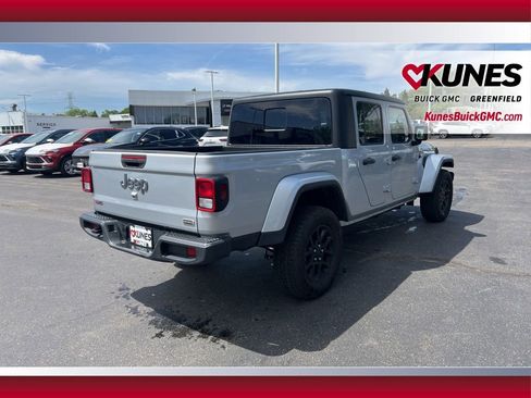 Used 2023 Jeep Gladiator Overland AWD/4WD image 3