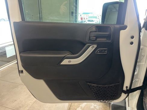 Used 2015 Jeep Wrangler Unlimited Rubicon w/ Connectivity Group image 11