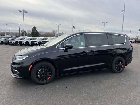 New 2025 Chrysler Pacifica Select image 3