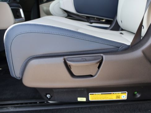 Used 2025 Kia Carnival EX FWD image 23