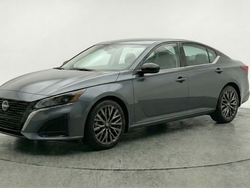 Used 2025 Nissan Altima 2.5 SV image 3