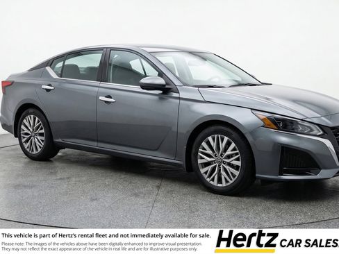 Used 2025 Nissan Altima 2.5 SV image 1