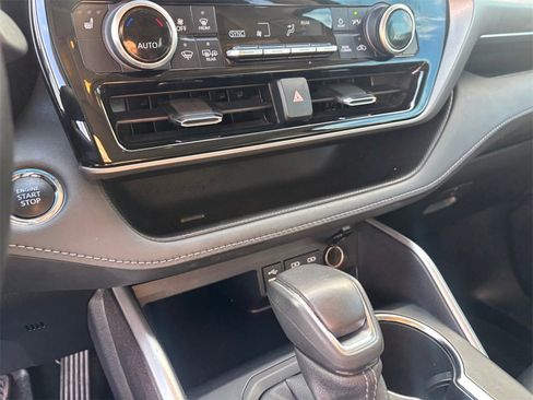 Used 2022 Toyota Highlander XLE image 21