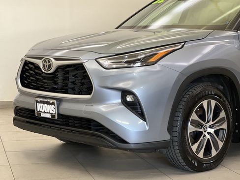 Used 2022 Toyota Highlander XLE AWD/4WD image 29
