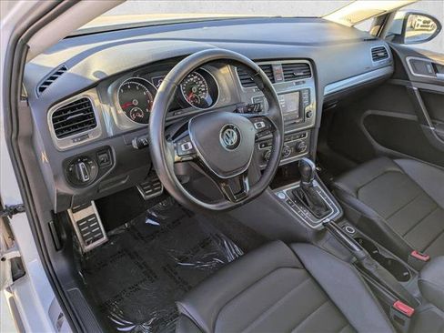 Used 2017 Volkswagen Golf SE image 10