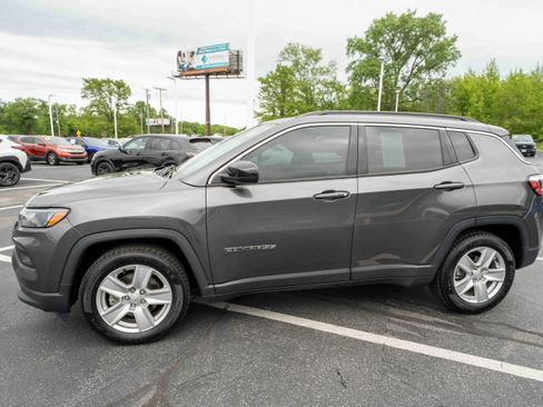 Used 2022 Jeep Compass Latitude w/ Sun and Sound Group FWD image 3