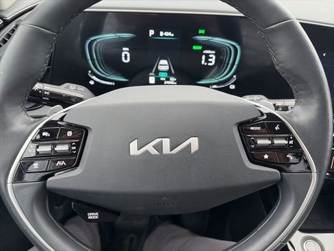 Used 2023 Kia Niro EX w/ EX Cold Weather Package FWD image 13