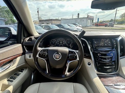 Used 2015 Cadillac Escalade Luxury AWD/4WD image 21