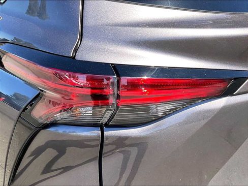Used 2024 Toyota Sienna Platinum FWD image 30