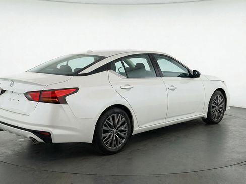 Used 2025 Nissan Altima 2.5 SV FWD image 9