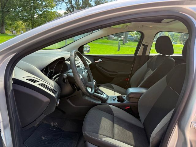 Used 2014 Ford Focus SE w/ SE Winter Package FWD image 7