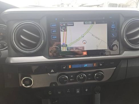 Used 2016 Toyota Tacoma Limited w/ Towing Package image 18