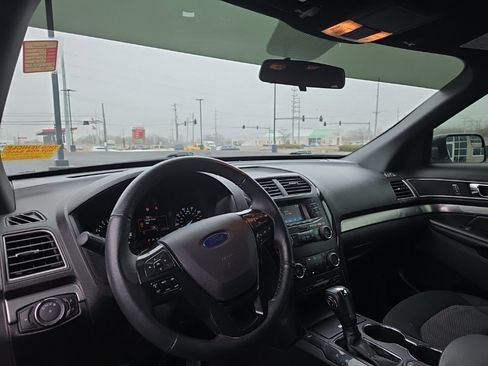 Used 2018 Ford Explorer XLT image 11