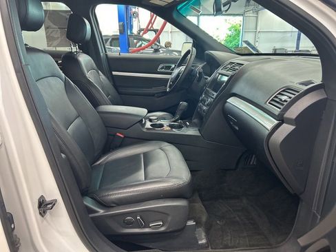 Used 2017 Ford Explorer XLT w/ Equipment Group 202A AWD/4WD image 14