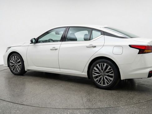 Used 2025 Nissan Altima 2.5 SV FWD image 6