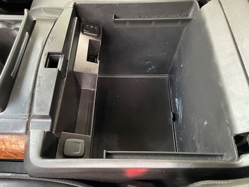 Used 2018 Chevrolet Suburban Premier RWD image 12