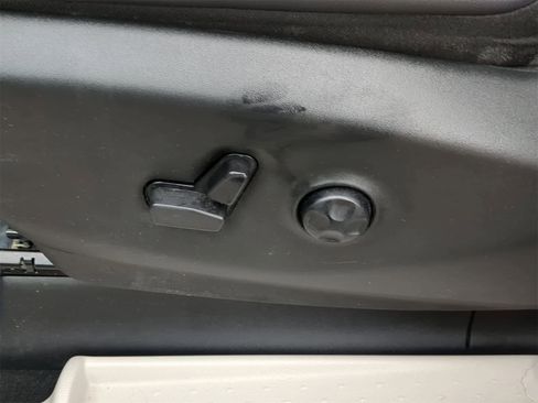 Used 2023 Chrysler Pacifica Touring-L image 17