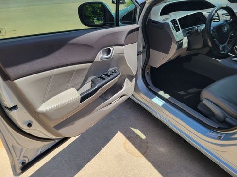 Used 2012 Honda Civic Hybrid Sedan image 9