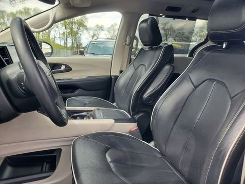 Used 2023 Chrysler Pacifica Limited FWD image 12