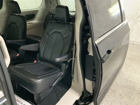Used 2024 Chrysler Pacifica Touring-L FWD image 20