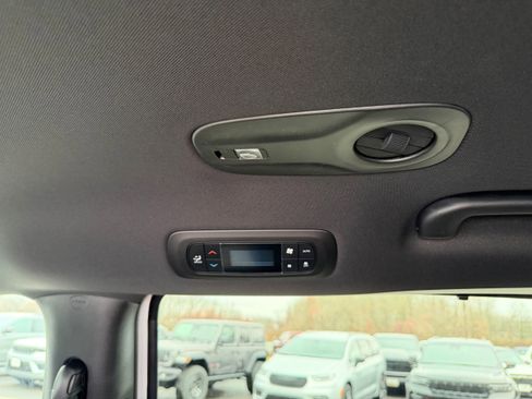 New 2026 Chrysler Pacifica Select image 24