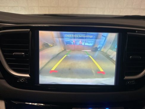 Used 2023 Chrysler Pacifica Touring-L image 11