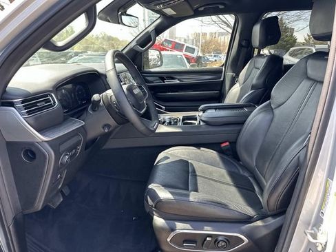 Certified 2024 Jeep Wagoneer Series II w/ Flexible Seating Group AWD/4WD image 22