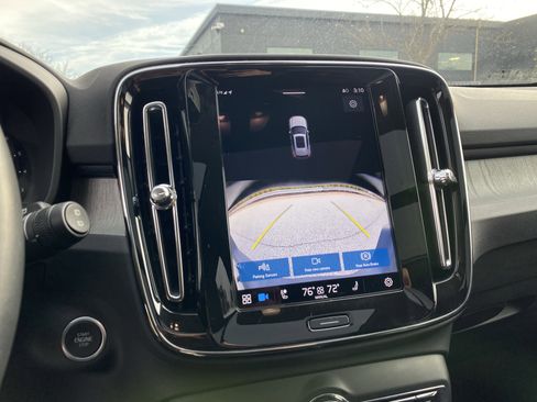 Used 2025 Volvo XC40 B5 Core image 29