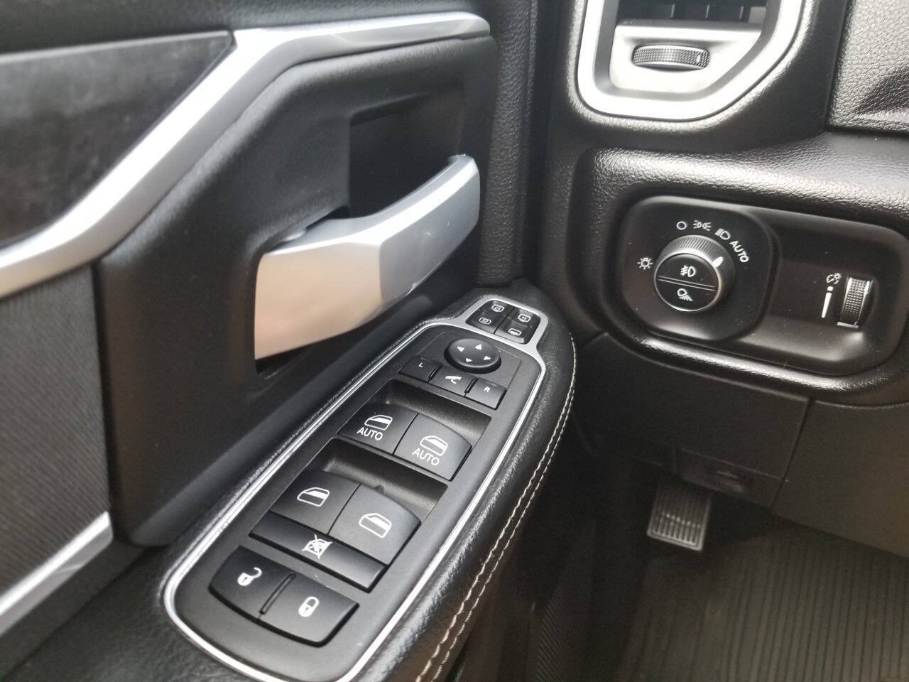Certified 2024 RAM 2500 Big Horn w/ Night Edition AWD/4WD image 34