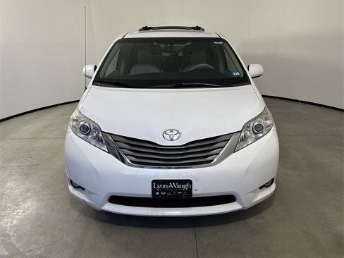 Used 2014 Toyota Sienna XLE image 10