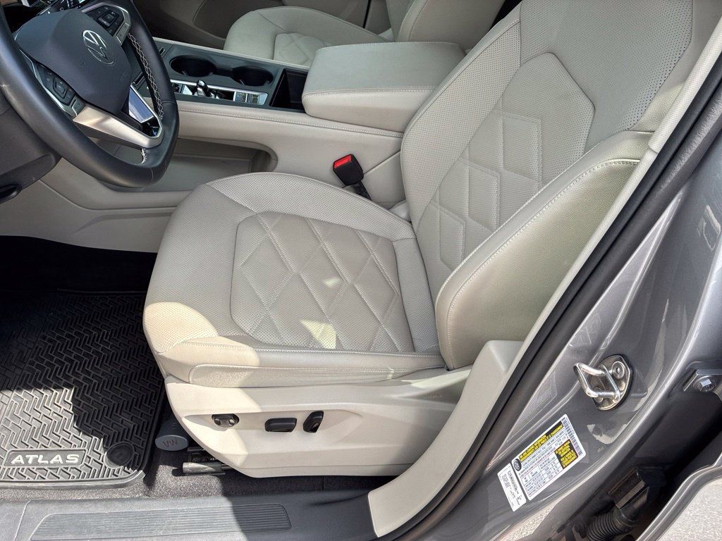 Used 2024 Volkswagen Atlas SE AWD/4WD image 12