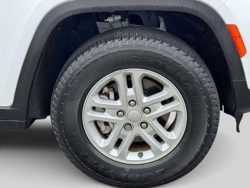 Used 2023 Jeep Grand Cherokee Laredo image 9