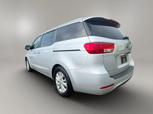 Used 2017 Kia Sedona LX w/ LX Essentials Premium Package FWD image 9
