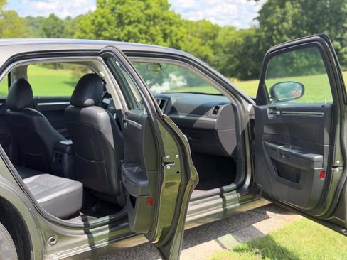 Used 2009 Chrysler 300 Touring RWD image 32