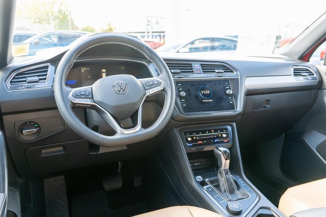 Used 2023 Volkswagen Tiguan SE AWD/4WD image 13