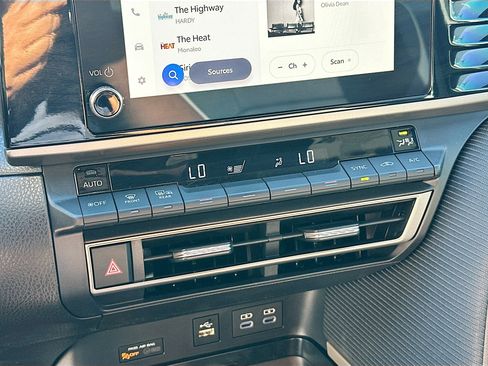 Used 2025 Toyota Camry SE image 23