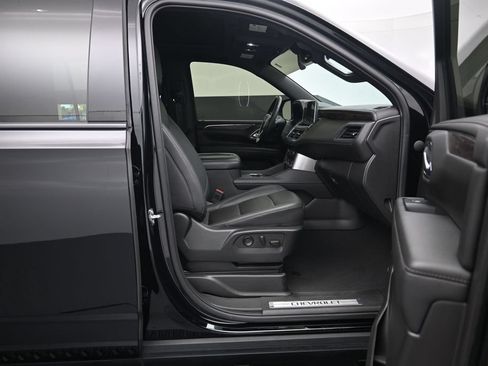 Used 2023 Chevrolet Suburban Z71 w/ Luxury Package AWD/4WD image 29